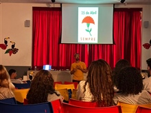 Exibição do documentário "Flores em fuzis – meio século de democracia em Portugal".
